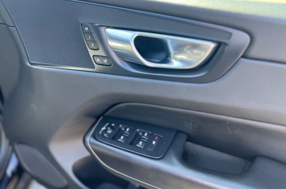Volvo XC60 2.0 D4 R-DESIGN AWD AUTO GLASS PANORAMIC ROOF 28
