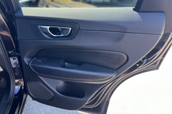 Volvo XC60 2.0 D4 R-DESIGN AWD AUTO GLASS PANORAMIC ROOF 30
