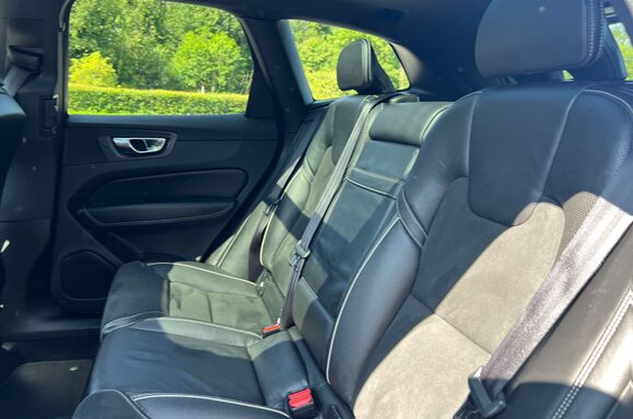 Volvo XC60 2.0 D4 R-DESIGN AWD AUTO GLASS PANORAMIC ROOF 36