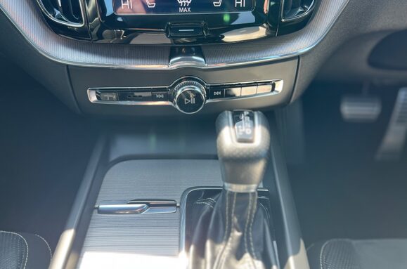 Volvo XC60 2.0 D4 R-DESIGN AWD AUTO GLASS PANORAMIC ROOF 43