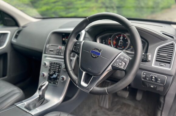 Volvo XC60 2.4 D5 SE LUX NAV AWD AUTO 17