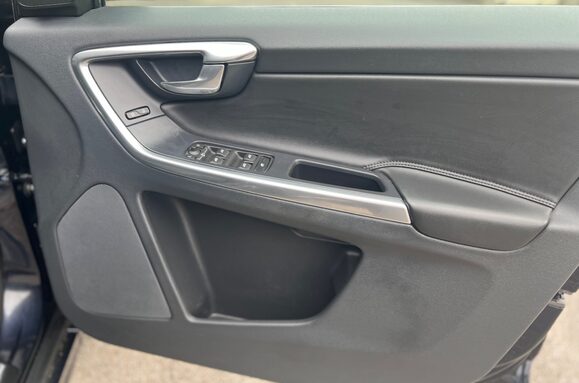 Volvo XC60 2.4 D5 SE LUX NAV AWD AUTO 18