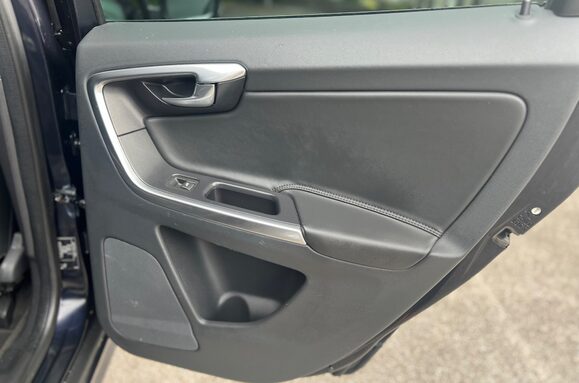 Volvo XC60 2.4 D5 SE LUX NAV AWD AUTO 22