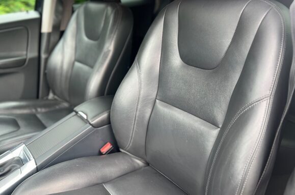 Volvo XC60 2.4 D5 SE LUX NAV AWD AUTO 24