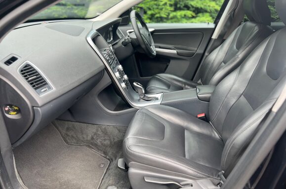 Volvo XC60 2.4 D5 SE LUX NAV AWD AUTO 25