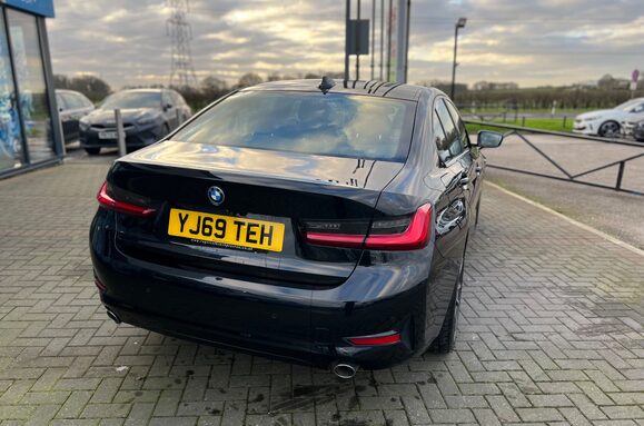 BMW 3 Series 318D SPORT 8