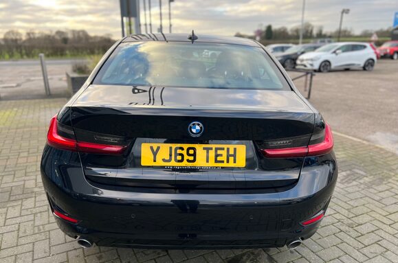 BMW 3 Series 318D SPORT 9