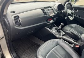 Kia Sportage 1.7 CRDI 3 SAT NAV GLASS PAN ROOF 30