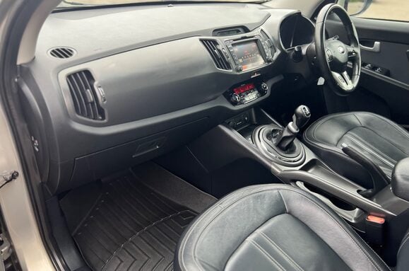 Kia Sportage 1.7 CRDI 3 SAT NAV GLASS PAN ROOF 30