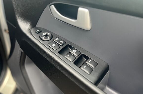 Kia Sportage 1.7 CRDI 3 SAT NAV GLASS PAN ROOF 24