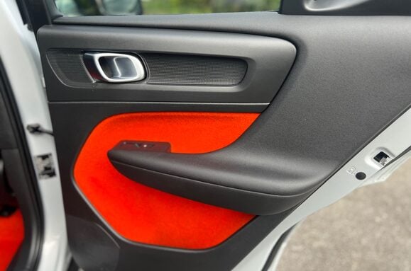 Volvo XC40 2.0 T5 R-DESIGN PRO AWD AUTO 24