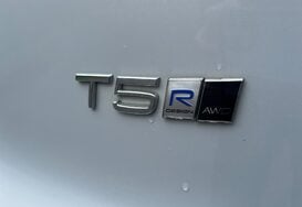 Volvo XC40 2.0 T5 R-DESIGN PRO AWD AUTO 9