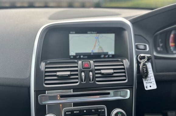 Volvo XC60 2.0 D4 R-DESIGN LUX NAV AUTO PAN ROOF 34