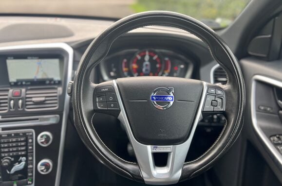 Volvo XC60 2.0 D4 R-DESIGN LUX NAV AUTO PAN ROOF 32