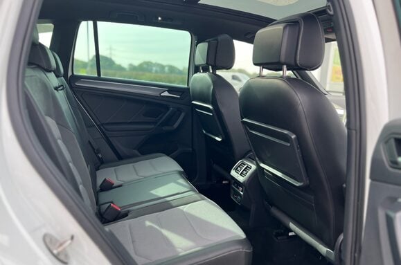 Volkswagen Tiguan R-LINE 2.0 TDI 4MOTION DSG AUTO GLASS PAN ROOF 12