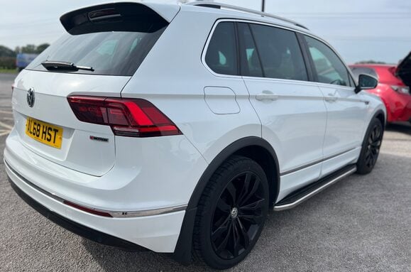 Volkswagen Tiguan R-LINE 2.0 TDI 4MOTION DSG AUTO GLASS PAN ROOF 7