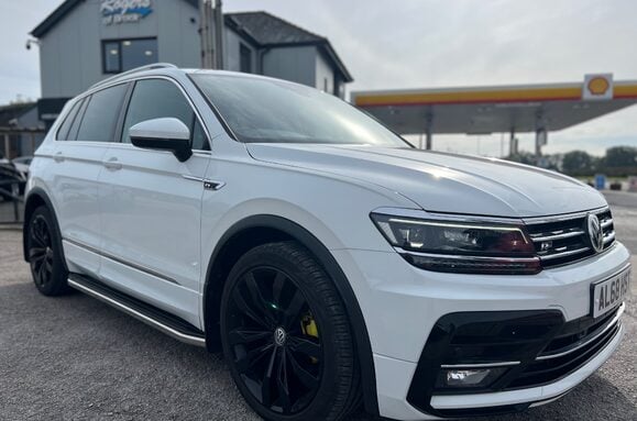 Volkswagen Tiguan R-LINE 2.0 TDI 4MOTION DSG AUTO GLASS PAN ROOF 1