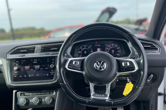 Volkswagen Tiguan R-LINE 2.0 TDI 4MOTION DSG AUTO GLASS PAN ROOF 13