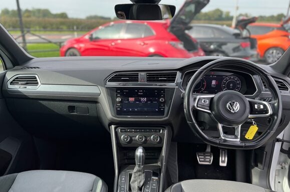 Volkswagen Tiguan R-LINE 2.0 TDI 4MOTION DSG AUTO GLASS PAN ROOF 14