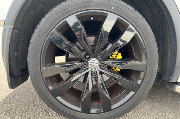 Volkswagen Tiguan R-LINE 2.0 TDI 4MOTION DSG AUTO GLASS PAN ROOF 8