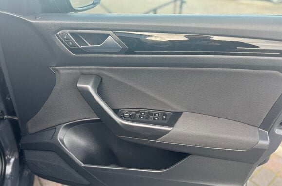 Volkswagen T-Roc BLACK EDITION 1.0 TSI 18