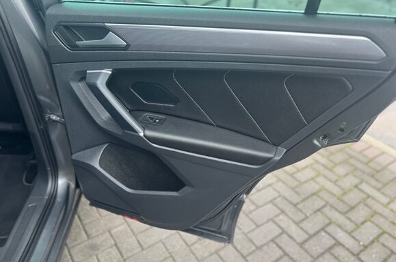 Volkswagen Tiguan R LINE 2.0 TDI BMT 4MOTION DSG AUTO 37