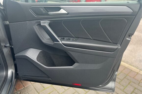 Volkswagen Tiguan R LINE 2.0 TDI BMT 4MOTION DSG AUTO 31