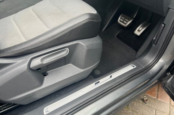 Volkswagen Tiguan R LINE 2.0 TDI BMT 4MOTION DSG AUTO 24