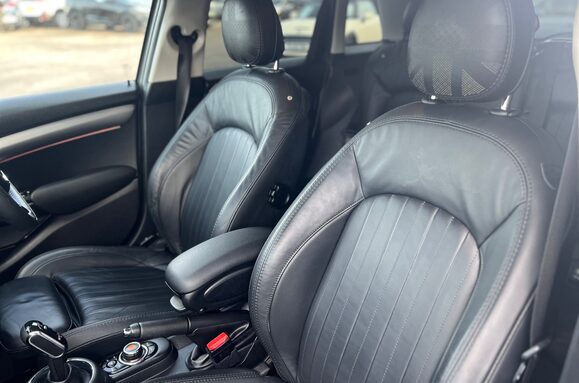 Mini Hatch COOPER EXCLUSIVE 5 DOOR AUTOMATIC 29