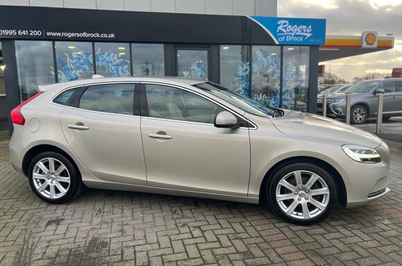 Volvo V40 2.0 T3 INSCRIPTION 7