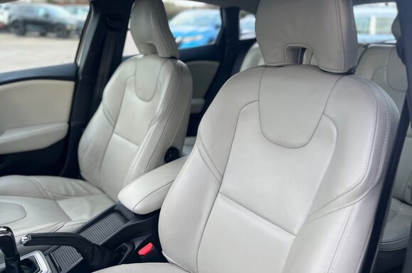 Volvo V40 2.0 T3 INSCRIPTION 28