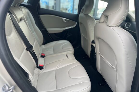 Volvo V40 2.0 T3 INSCRIPTION 25