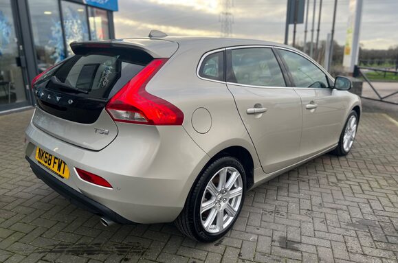 Volvo V40 2.0 T3 INSCRIPTION 8