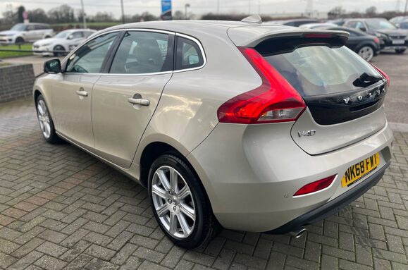 Volvo V40 2.0 T3 INSCRIPTION 10