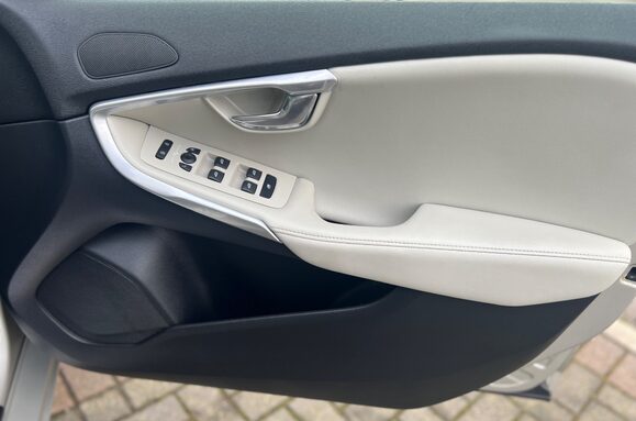 Volvo V40 2.0 T3 INSCRIPTION 21