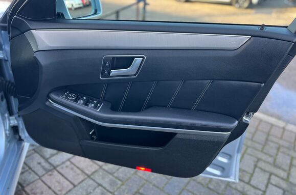 Mercedes-Benz E Class E220 BLUETEC SE AUTOMATIC 27