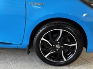 Toyota Yaris 1.5 VVT-h Cyan Bi-Tone E-CVT Euro 6 (s/s) 5dr 2