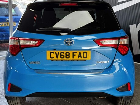 Toyota Yaris 1.5 VVT-h Cyan Bi-Tone E-CVT Euro 6 (s/s) 5dr 11