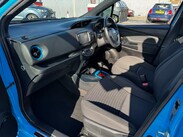 Toyota Yaris 1.5 VVT-h Cyan Bi-Tone E-CVT Euro 6 (s/s) 5dr 35