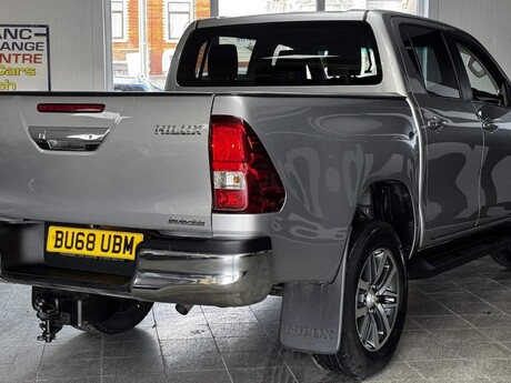 Toyota Hilux 2.4 D-4D Invincible Auto 4WD Euro 6 (s/s) 4dr (TSS) 13