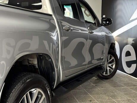 Toyota Hilux 2.4 D-4D Invincible Auto 4WD Euro 6 (s/s) 4dr (TSS) 1