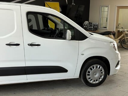 Vauxhall Combo 1.5 Turbo D 2300 Sportive L2 H1 Euro 6 4dr