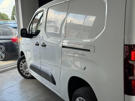 Vauxhall Combo 1.5 Turbo D 2300 Sportive L2 H1 Euro 6 4dr 4