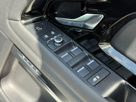 Land Rover Range Rover Evoque 1.5 P300e 12.2kWh R-Dynamic SE Auto 4WD Euro 6 (s/s) 5dr 31