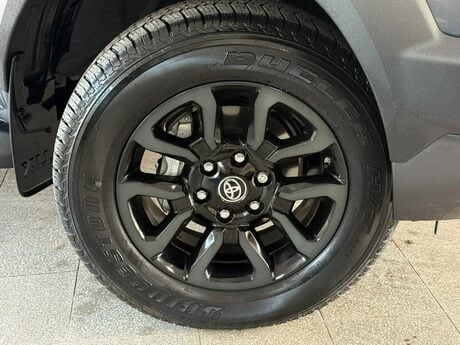 Toyota Hilux 2.8 D-4D-h Invincible X Auto 4WD Euro 6 4dr 2