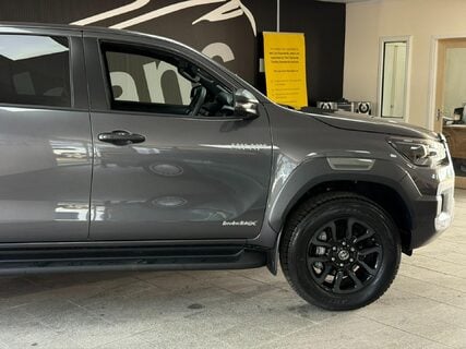 Toyota Hilux 2.8 D-4D-h Invincible X Auto 4WD Euro 6 4dr