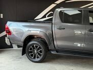 Toyota Hilux 2.8 D-4D-h Invincible X Auto 4WD Euro 6 4dr 5