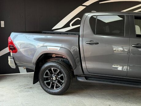 Toyota Hilux 2.8 D-4D-h Invincible X Auto 4WD Euro 6 4dr 5