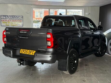 Toyota Hilux 2.8 D-4D-h Invincible X Auto 4WD Euro 6 4dr 1