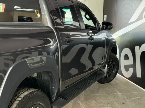 Toyota Hilux 2.8 D-4D-h Invincible X Auto 4WD Euro 6 4dr 2